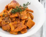 Un plato de gazpacho manchego, con trozos de carne en salsa y una ramita de tomillo. ¡La receta de la abuela!