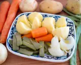 Plato de hervido valenciano con patatas, zanahorias, judías verdes y cebolla.
