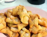 Pestiños antiguos espolvoreados con azúcar, listos para disfrutar. Una delicia tradicional.