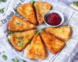 Queso frito crujiente servido con mermelada de frutos rojos.