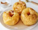 Manzanas asadas al microondas, tiernas y dulces, con canela y un toque de miel. Un postre rápido y delicioso.