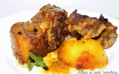 Tierna falda de ternera al horno, jugosa y dorada, servida con patatas asadas y un toque de hierbas.