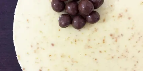 Deliciosa tarta de chocolate blanco con bolitas de chocolate oscuro.