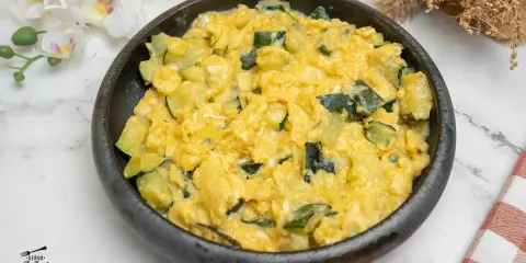 Un delicioso revuelto de calabacín, con trozos tiernos de calabacín mezclados con huevo batido, listo para disfrutar.