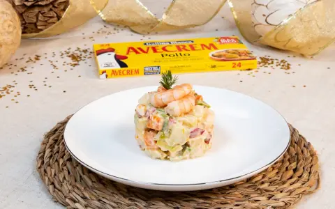 Deliciosa ensaladilla de gambas, cremosa y con trocitos de patata, zanahoria y guisantes, coronada con gambas frescas.