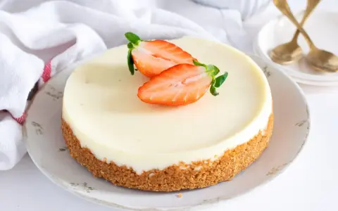 Tarta de cuajada cremosa con base crujiente y fresas frescas. Un postre perfecto para cualquier ocasión.