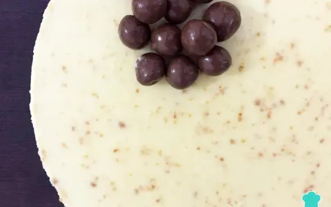 Deliciosa tarta de chocolate blanco con bolitas de chocolate oscuro.