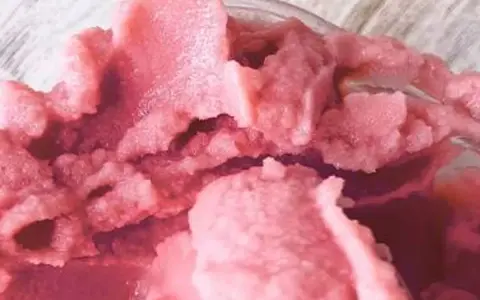 Delicioso helado de sandía, refrescante y perfecto para un día caluroso.