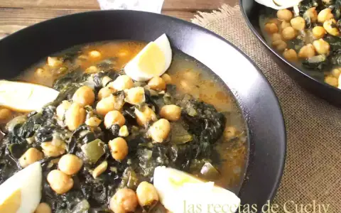Un delicioso potaje de garbanzos con espinacas, adornado con huevo duro. ¡Se puede congelar para disfrutarlo más tarde!