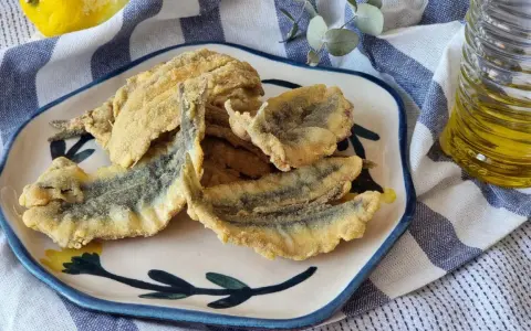 Crujientes boquerones en adobo, dorados y listos para disfrutar. Un clásico español que nunca falla.