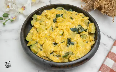 Un delicioso revuelto de calabacín, con trozos tiernos de calabacín mezclados con huevo batido, listo para disfrutar.