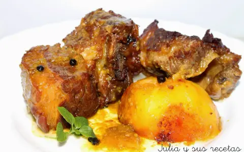 Tierna falda de ternera al horno, jugosa y dorada, servida con patatas asadas y un toque de hierbas.