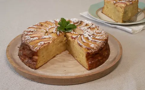 Tarta de manzana casera, con rodajas de manzana y azúcar glas. ¡Perfecta para tu próxima receta!
