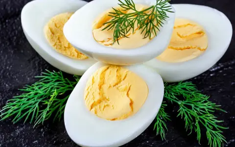 Huevos duros perfectamente cocidos y fáciles de pelar, adornados con eneldo fresco.