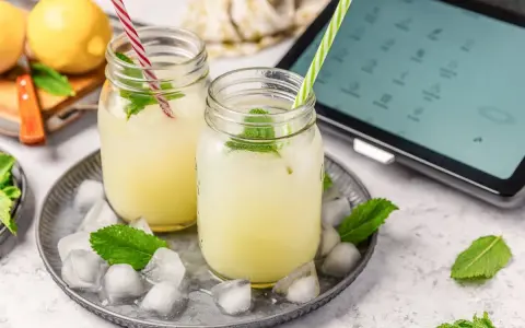 Refrescante limonada casera, perfecta para el verano, preparada con la ayuda de la Thermomix.