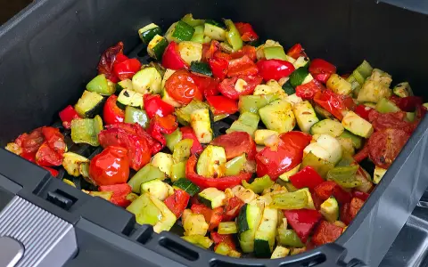 Verduras asadas en airfryer: pimientos rojos y verdes, calabacín y tomates cherry, listos para disfrutar.