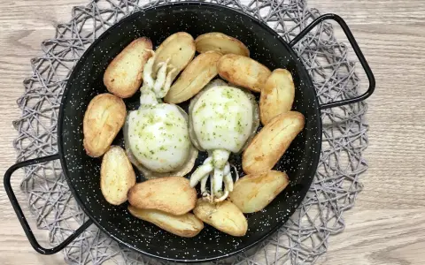 Dos sepias enteras con patatas gajo, todo cocinado en freidora de aire. Un plato delicioso y saludable.