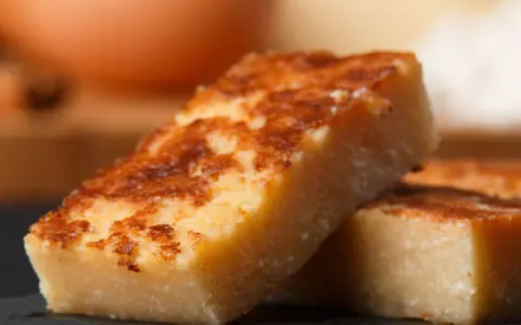 Dos porciones de quesada pasiega, un postre tradicional con una corteza dorada y un interior tierno.