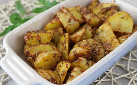 Patatas al microondas crujientes y doradas, sazonadas con hierbas aromáticas. ¡Un aperitivo rápido y delicioso!