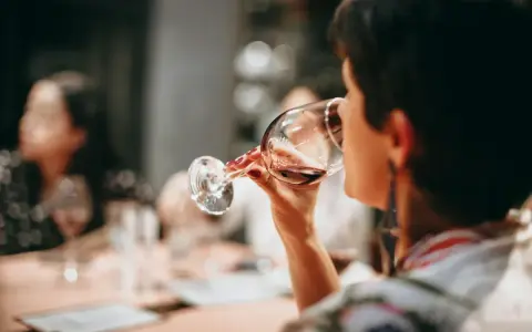 Mujer disfrutando de diferentes tipos de vino en una cata.