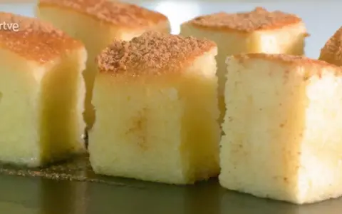 Bizcocho borracho esponjoso, cortado en cubos y espolvoreado con canela. Un postre delicioso y tentador.