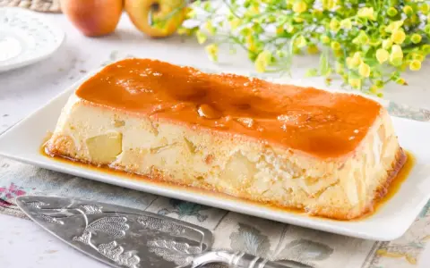 Delicioso pudin de manzana con caramelo líquido, trozos de manzana visibles en su interior.