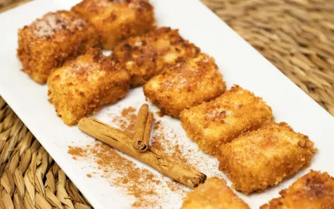 Deliciosa leche frita, receta de la abuela, espolvoreada con canela y azúcar.
