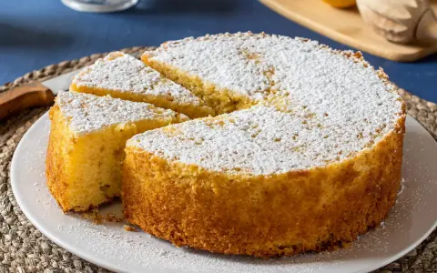 Bizcocho esponjoso hecho en airfryer, espolvoreado con azúcar glas. ¡Perfecto para acompañar un café!