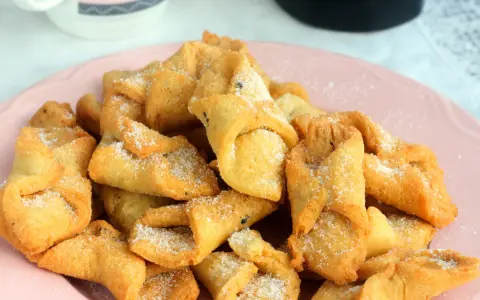 Pestiños antiguos espolvoreados con azúcar, listos para disfrutar. Una delicia tradicional.