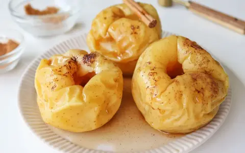 Manzanas asadas al microondas, tiernas y dulces, con canela y un toque de miel. Un postre rápido y delicioso.