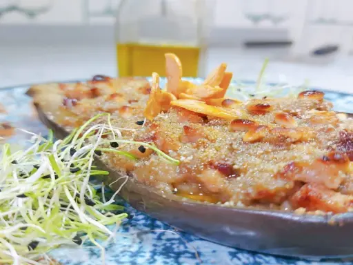 Berenjenas rellenas de la abuela, gratinadas y crujientes, con piñones y un toque de ajo frito. ¡Un manjar casero!