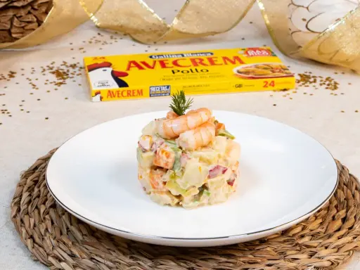Deliciosa ensaladilla de gambas, cremosa y con trocitos de patata, zanahoria y guisantes, coronada con gambas frescas.