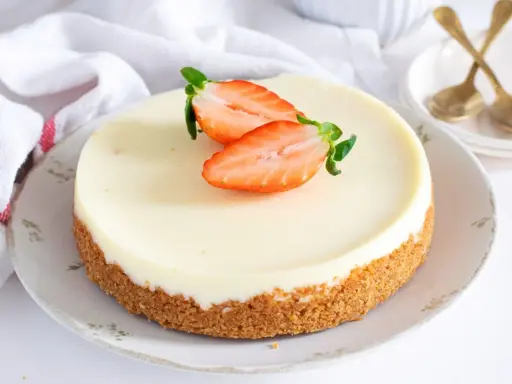 Tarta de cuajada cremosa con base crujiente y fresas frescas. Un postre perfecto para cualquier ocasión.