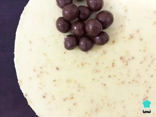 Deliciosa tarta de chocolate blanco con bolitas de chocolate oscuro.