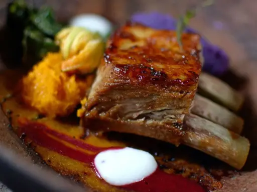 Costillas en freidora de aire, jugosas y doradas, acompañadas de puré de calabaza, vegetales verdes y un toque de remolacha.