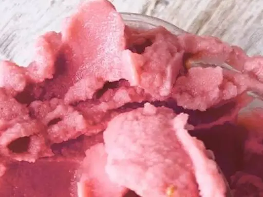 Delicioso helado de sandía, refrescante y perfecto para un día caluroso.