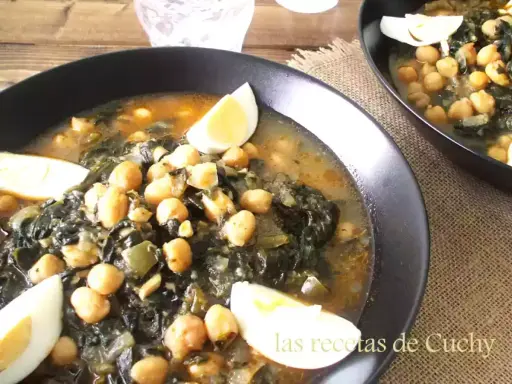 Un delicioso potaje de garbanzos con espinacas, adornado con huevo duro. ¡Se puede congelar para disfrutarlo más tarde!
