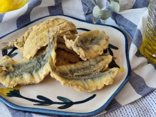 Crujientes boquerones en adobo, dorados y listos para disfrutar. Un clásico español que nunca falla.