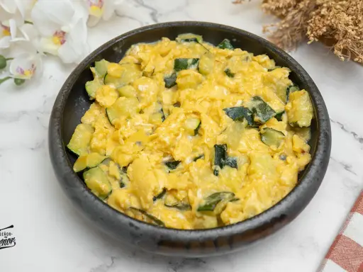 Un delicioso revuelto de calabacín, con trozos tiernos de calabacín mezclados con huevo batido, listo para disfrutar.