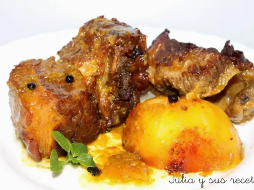 Tierna falda de ternera al horno, jugosa y dorada, servida con patatas asadas y un toque de hierbas.