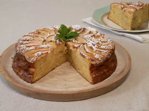 Tarta de manzana casera, con rodajas de manzana y azúcar glas. ¡Perfecta para tu próxima receta!