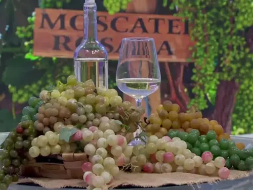 Uvas y vino blanco, ideal para saber si un vino es dulce.