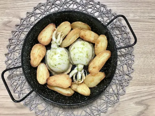 Dos sepias enteras con patatas gajo, todo cocinado en freidora de aire. Un plato delicioso y saludable.