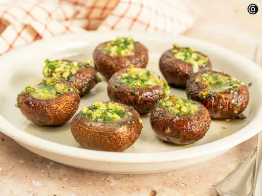 Champiñones rellenos, dorados y jugosos, recién salidos de la freidora de aire. Perfectos para un aperitivo rápido y delicioso.