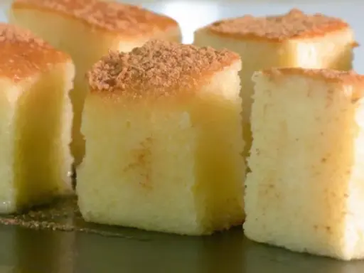 Bizcocho borracho esponjoso, cortado en cubos y espolvoreado con canela. Un postre delicioso y tentador.