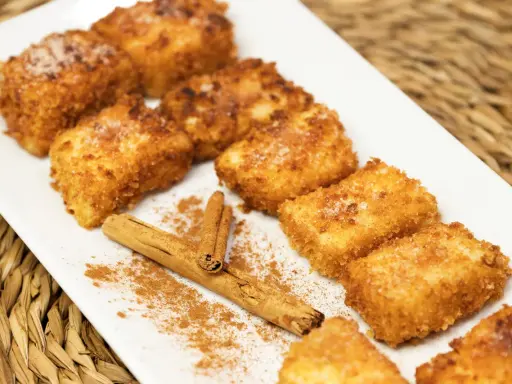 Deliciosa leche frita, receta de la abuela, espolvoreada con canela y azúcar.