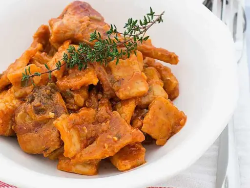 Un plato de gazpacho manchego, con trozos de carne en salsa y una ramita de tomillo. ¡La receta de la abuela!