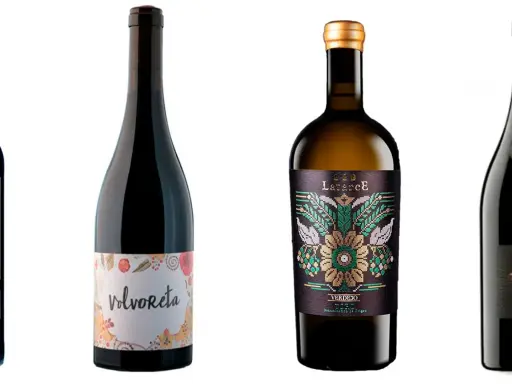 Botellas de vino, una con etiqueta "Volvoreta" y otra con diseño floral y texto "Toro Verdejo".