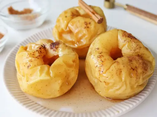 Manzanas asadas al microondas, tiernas y dulces, con canela y un toque de miel. Un postre rápido y delicioso.