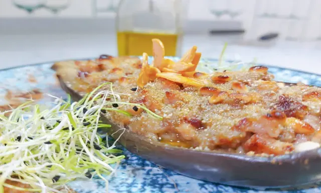 Berenjenas rellenas de la abuela, gratinadas y crujientes, con piñones y un toque de ajo frito. ¡Un manjar casero!